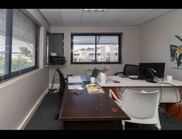 133M² BUSINESS TO LET IN PARKLANDS